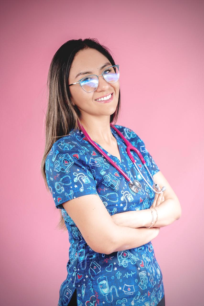 Dra. María Jesús sonriendo con su estetoscopio